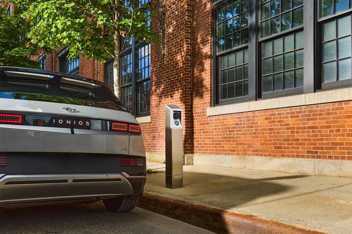 Tus vecinos podrán darte electricidad para cargar tu coche eléctrico, sin necesidad de 'tirar' cables desde las casas