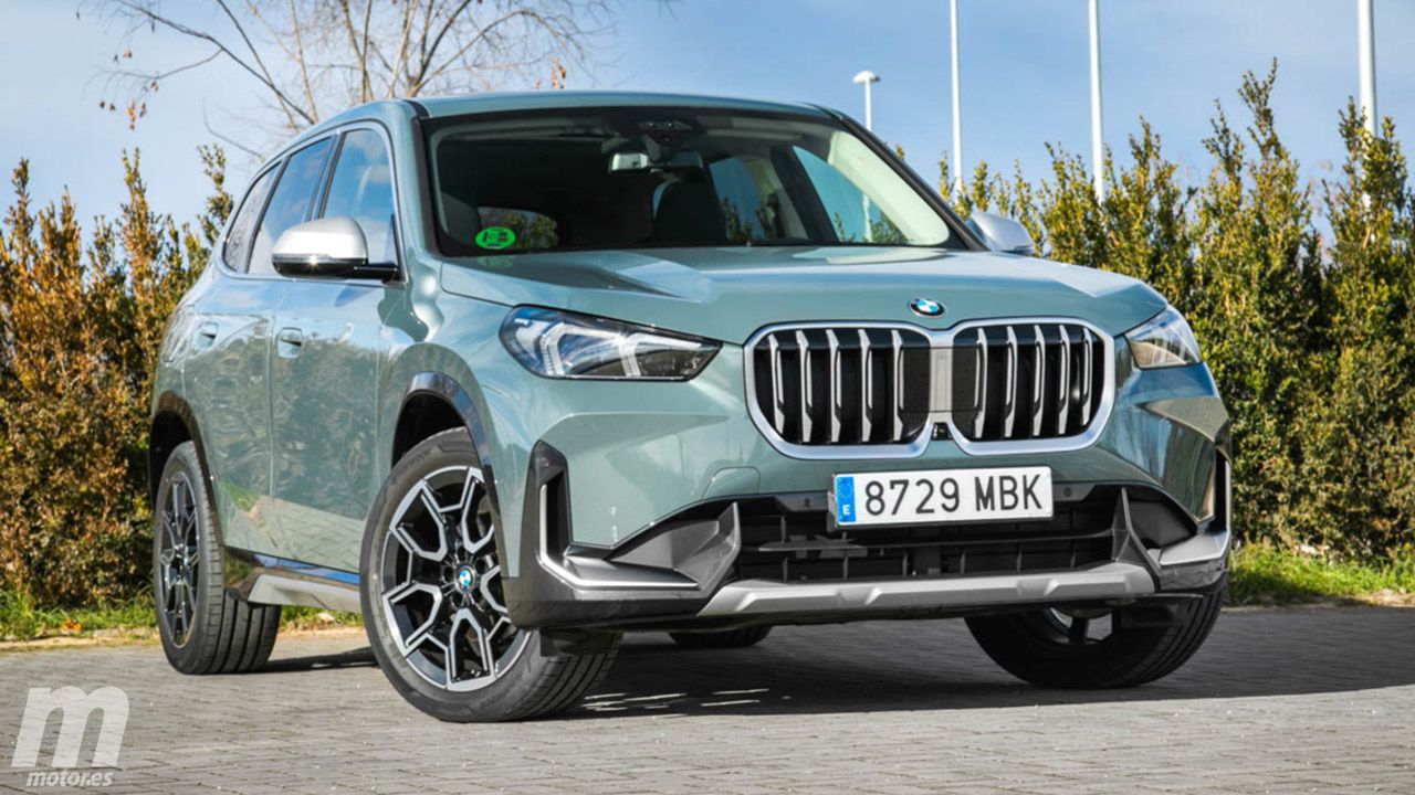 Alemania - Noviembre 2023: El renovado BMW X1 aprieta el acelerador