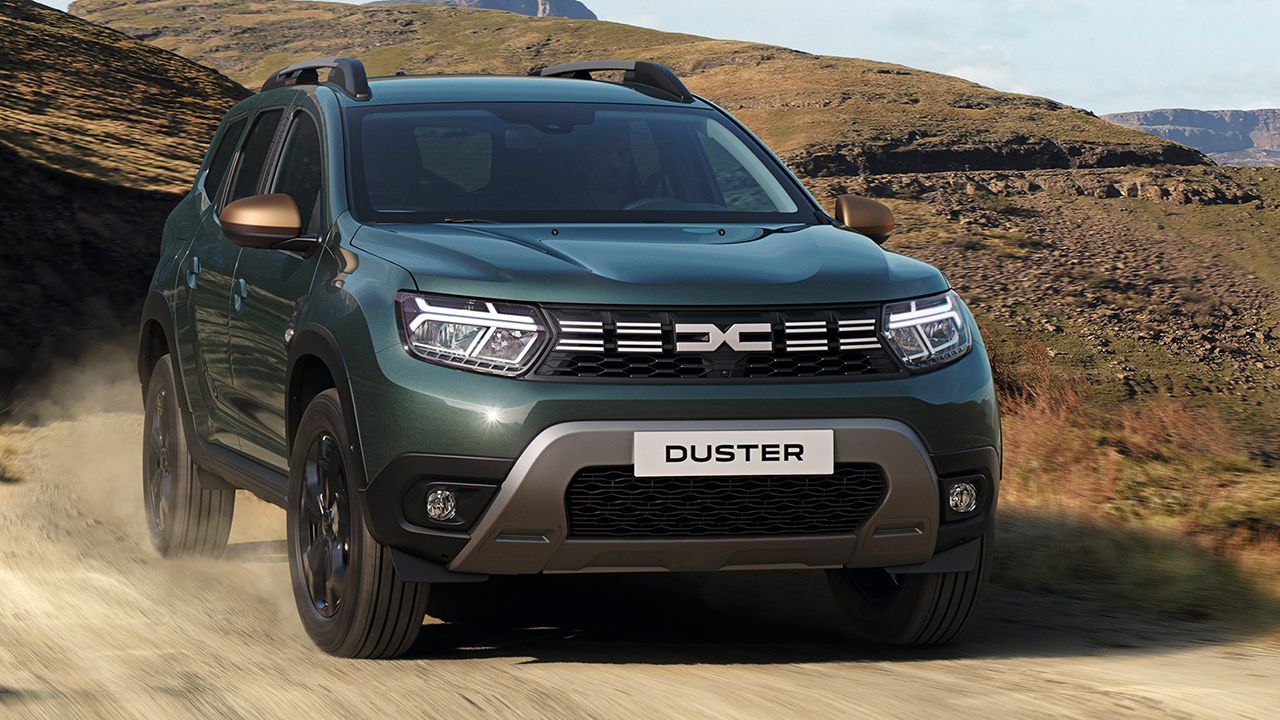 Italia - Noviembre 2023: El Dacia Duster recorta distancias con el Toyota Yaris Cross