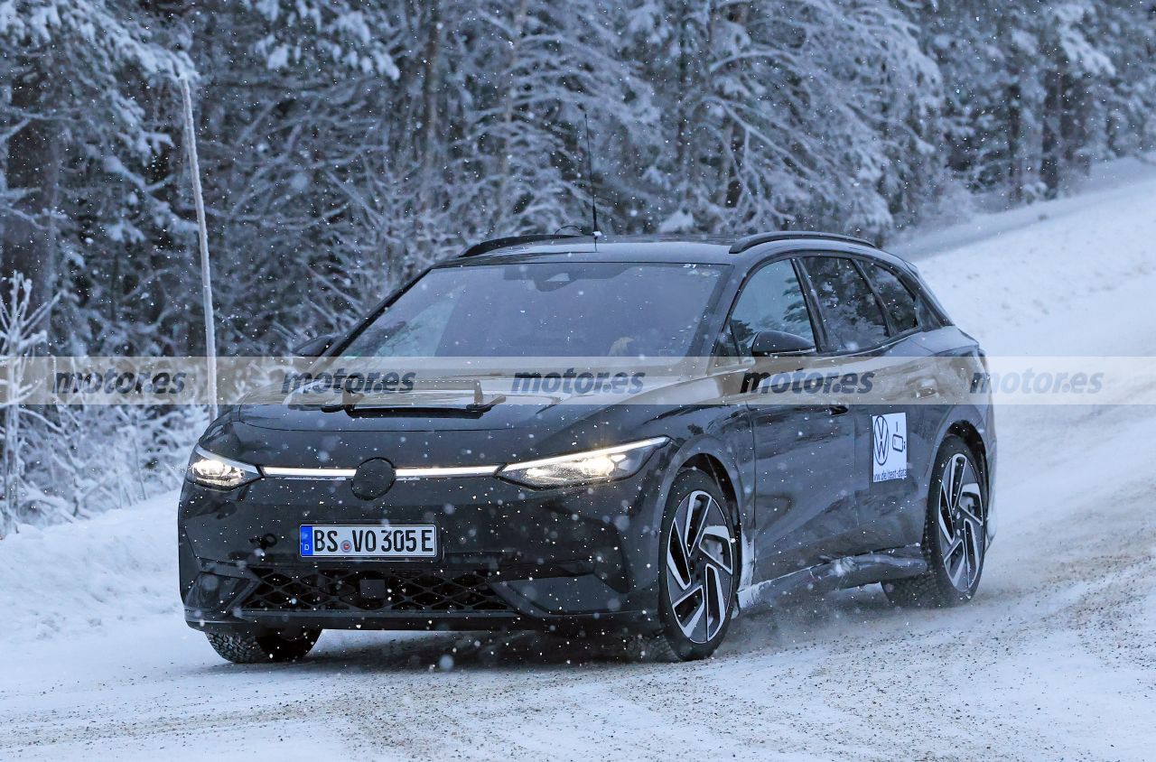 El nuevo Volkswagen ID.7 Tourer GTX debuta en las pruebas de invierno, el familiar deportivo y eléctrico no pasa desapercibido como pretendía