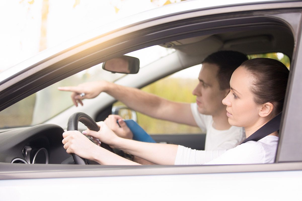 ¿Conducir un coche desde los 17 años? La DGT apuesta por ello y por cambios para llevar motos de hasta 125 cc