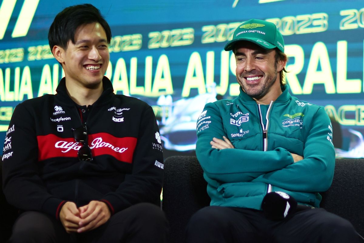 Guanyu Zhou confiesa su admiración por Fernando Alonso: «Como un adolescente idolatrando a su estrella pop favorita»