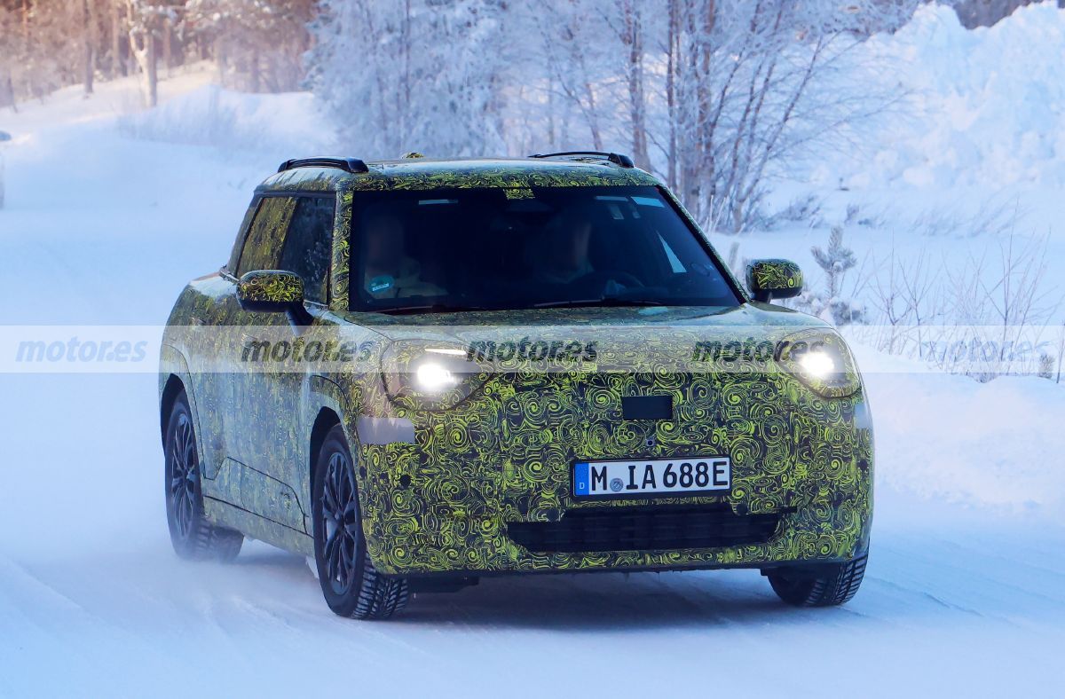 El nuevo MINI Aceman ya ha sido cazado en las pruebas de invierno, un crossover eléctrico con 450 km de autonomía y rival del Volvo EX30