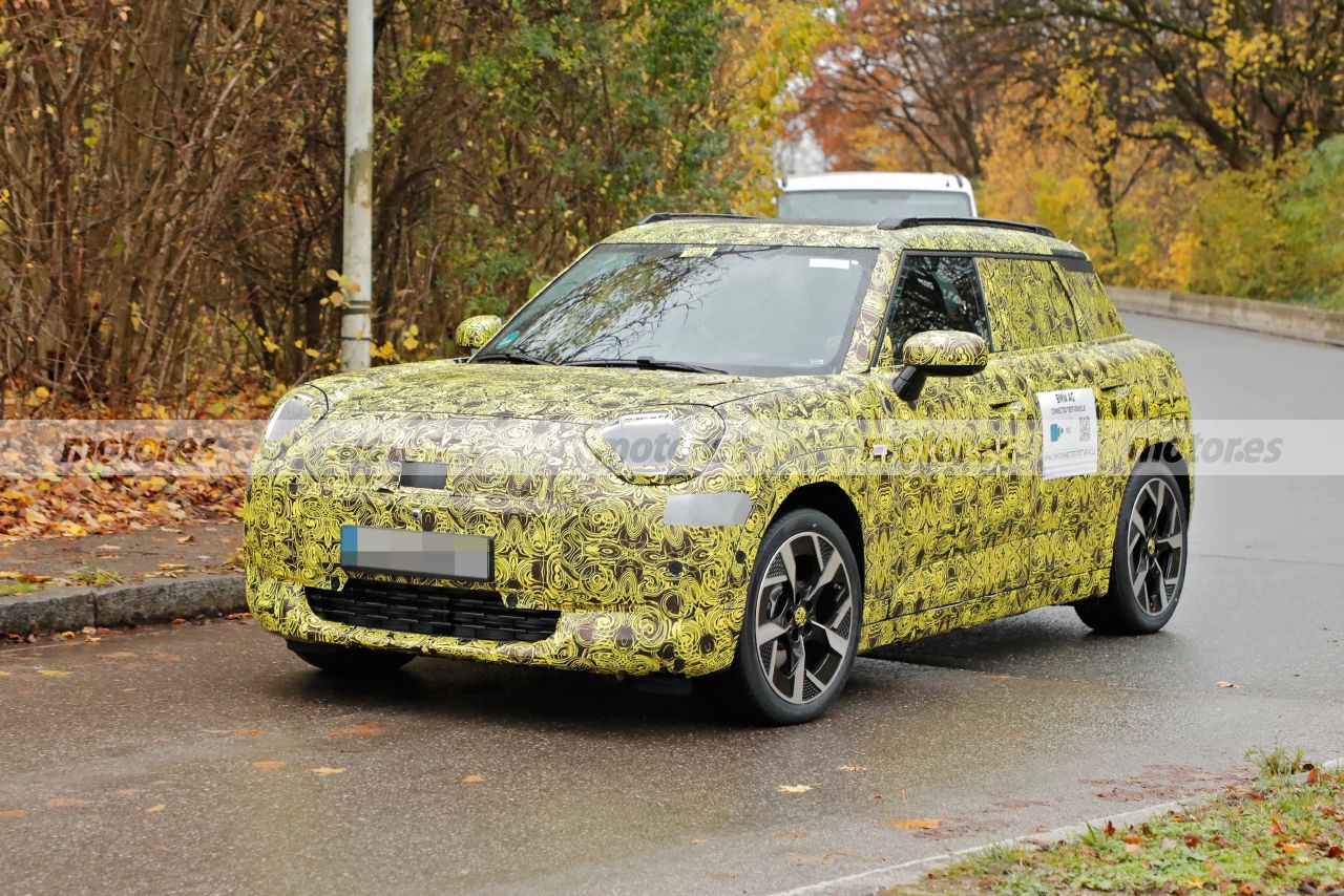 El nuevo MINI Aceman reaparece tras estrenar 2024 con menos camuflaje y revelando un diseño más deportivo que el del Countryman