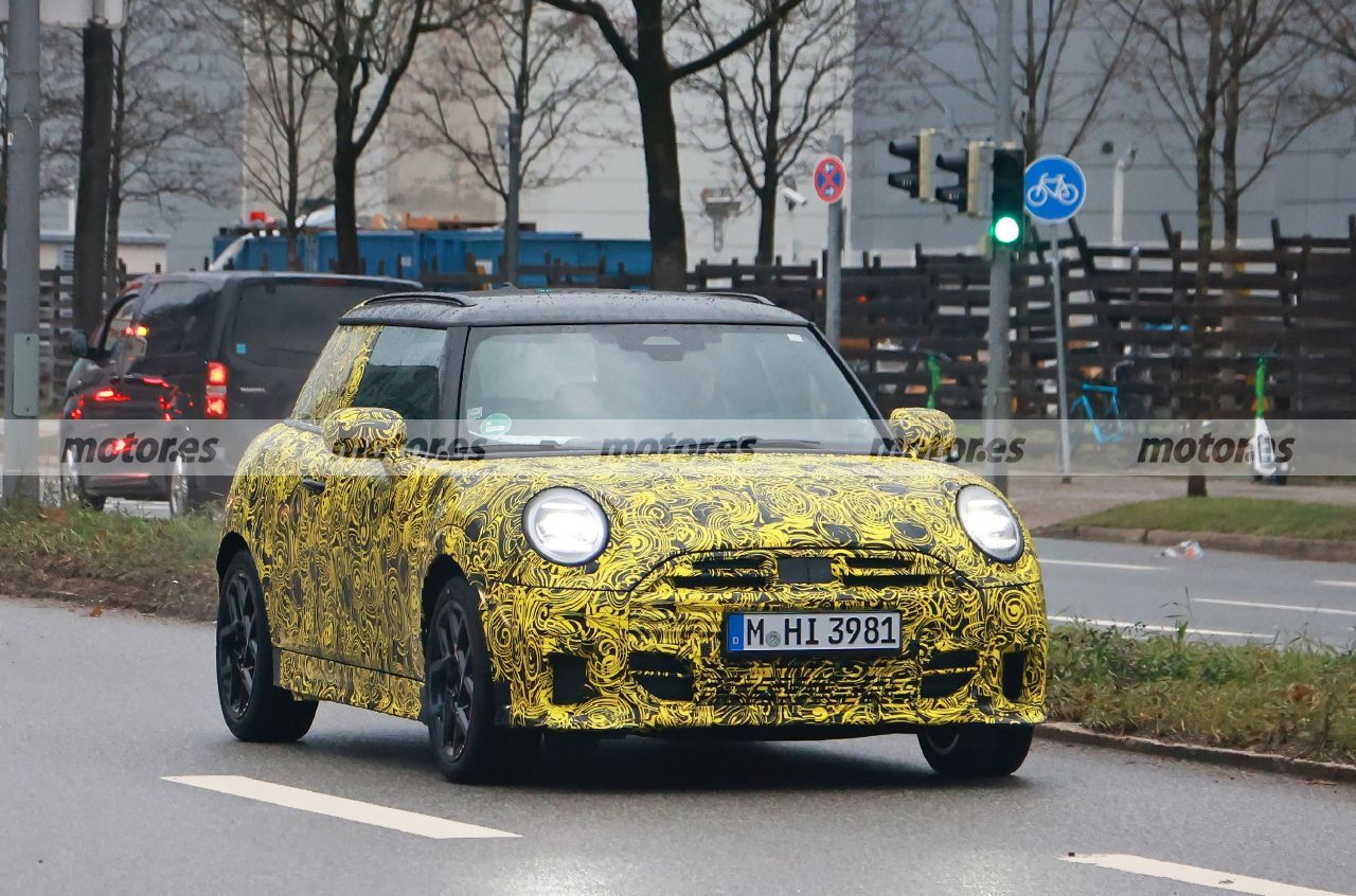 El nuevo MINI Cooper S John Cooper Works 2025 se muestra casi al desnudo, su imagen más deportiva y moderna ya no es tan secreta