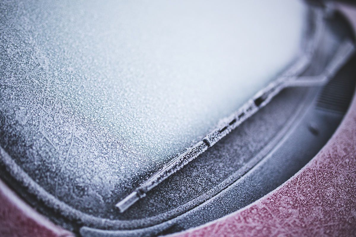 ¿Me pueden multar por conducir con el parabrisas helado este invierno?