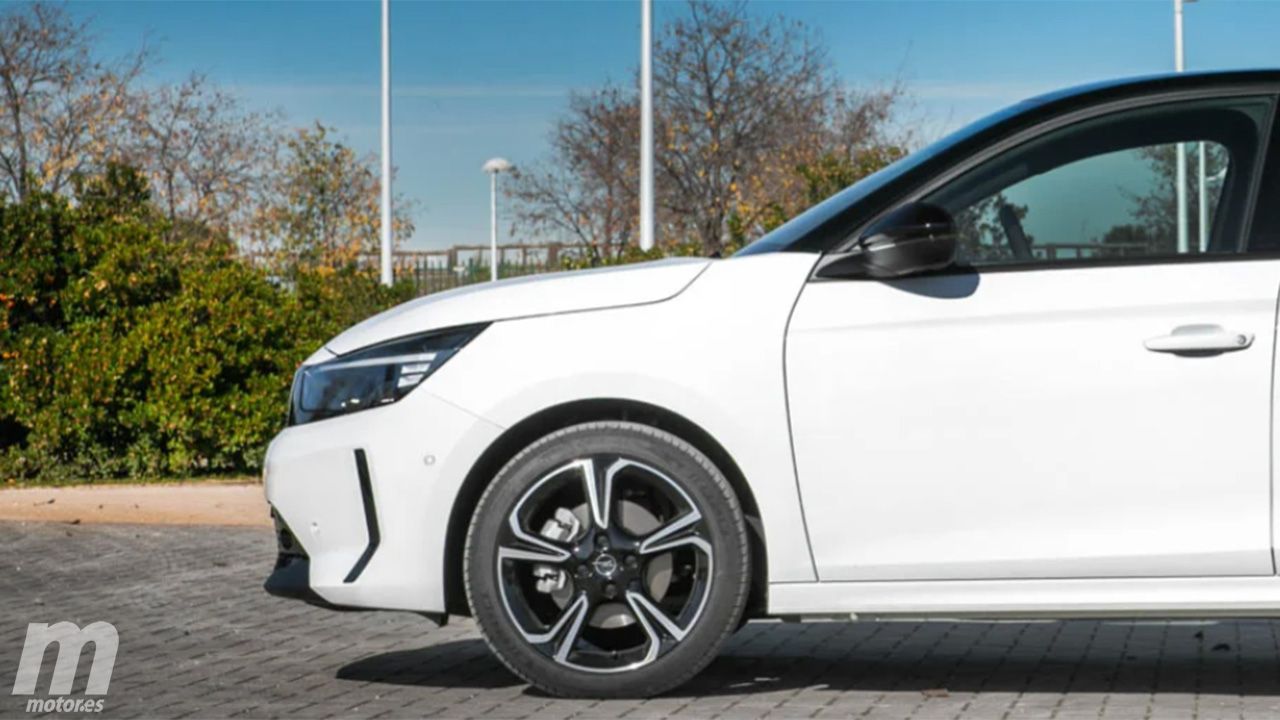 1.800 € de descuento, etiqueta ECO y cambio automático, así es el coche en oferta que pone en apuros al Renault Clio