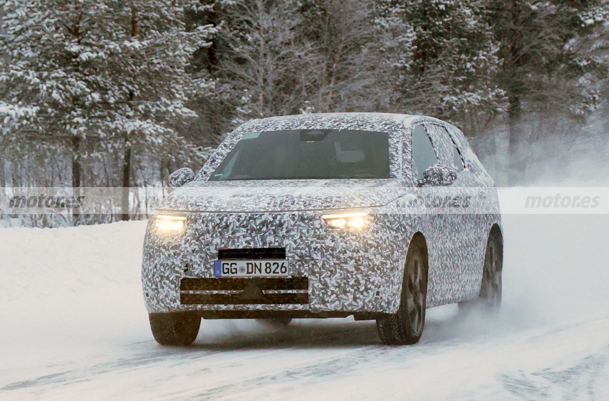 Si estás interesado en el futuro Opel Grandland, estas fotos espía revelan que no solo será eléctrico, la versión PHEV ya ha sido cazada