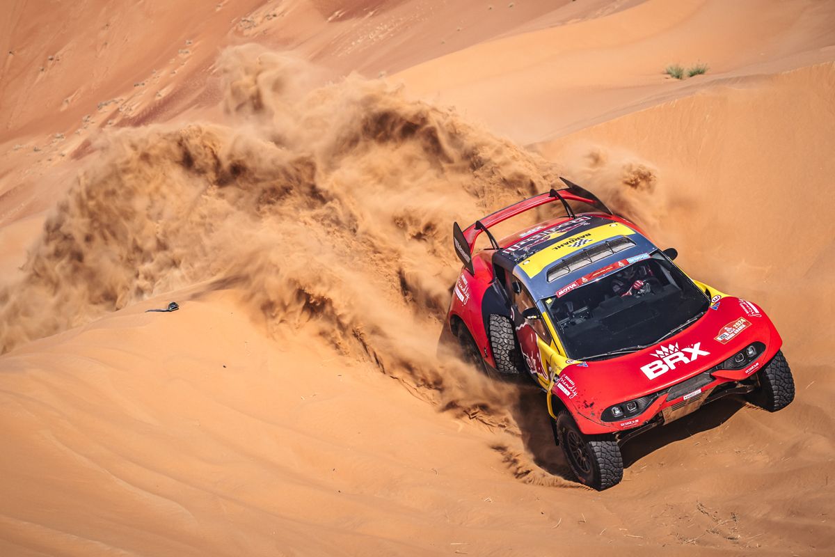 Sébastien Loeb gana la 48h Crono, Carlos Sainz es líder destacado y Nasser Al-Attiyah sucumbe