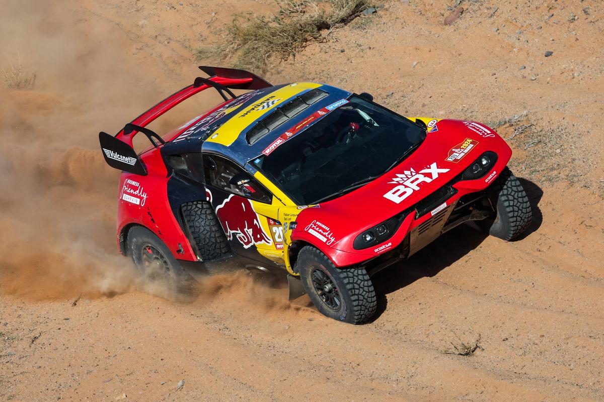 Sébastien Loeb le recorta 7 minutos a Carlos Sainz entre los pinchazos de la décima etapa