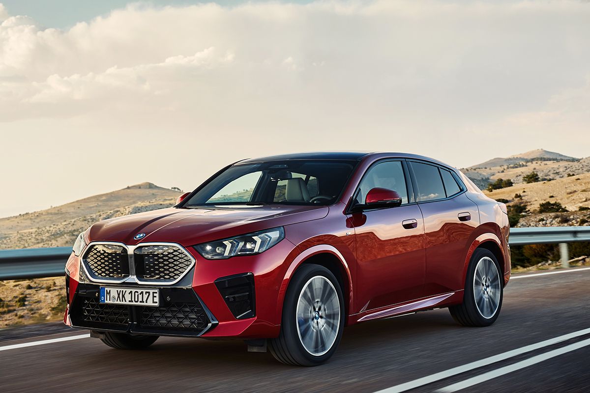 El nuevo BMW X2 estrena nueva versión diésel, y el iX2 otra con una autonomía que roza los 500 km, dos caras de un SUV compacto deportivo