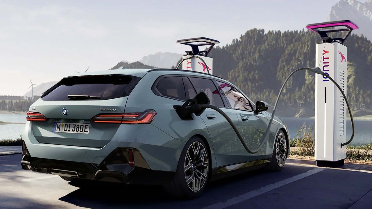 BMW i5 Touring - posterior