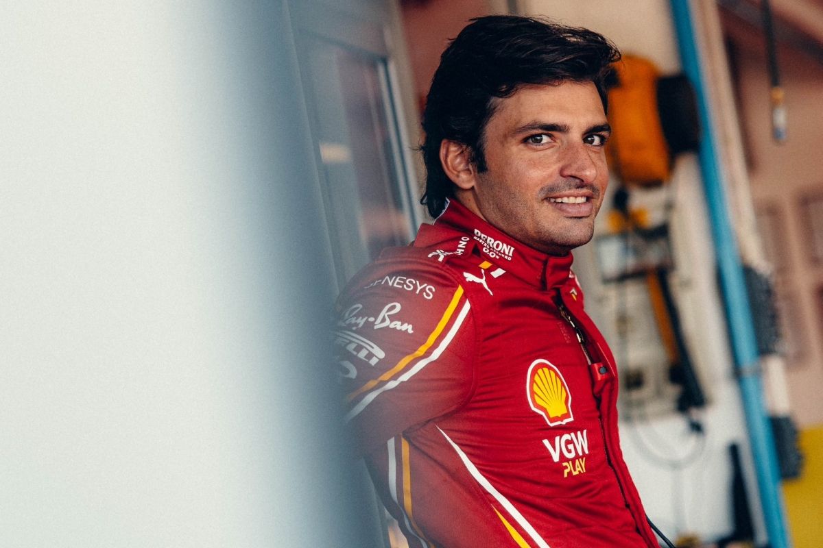 Le preguntan a Carlos Sainz si apoyaría a Leclerc en su último año en Ferrari, y esto es lo que responde