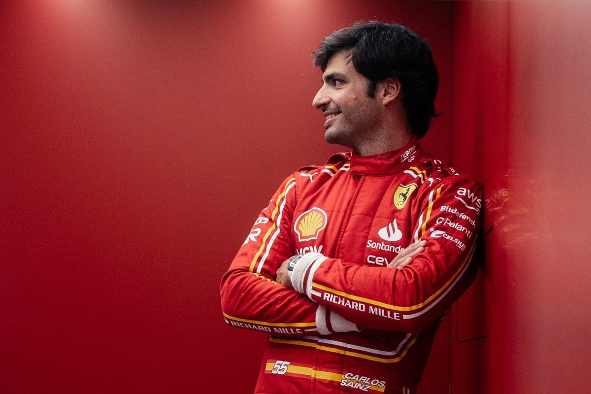 Carlos Sainz da por cerrada la temporada antes de empezar: «Creo que Max va a seguir coleccionando trofeos este año»