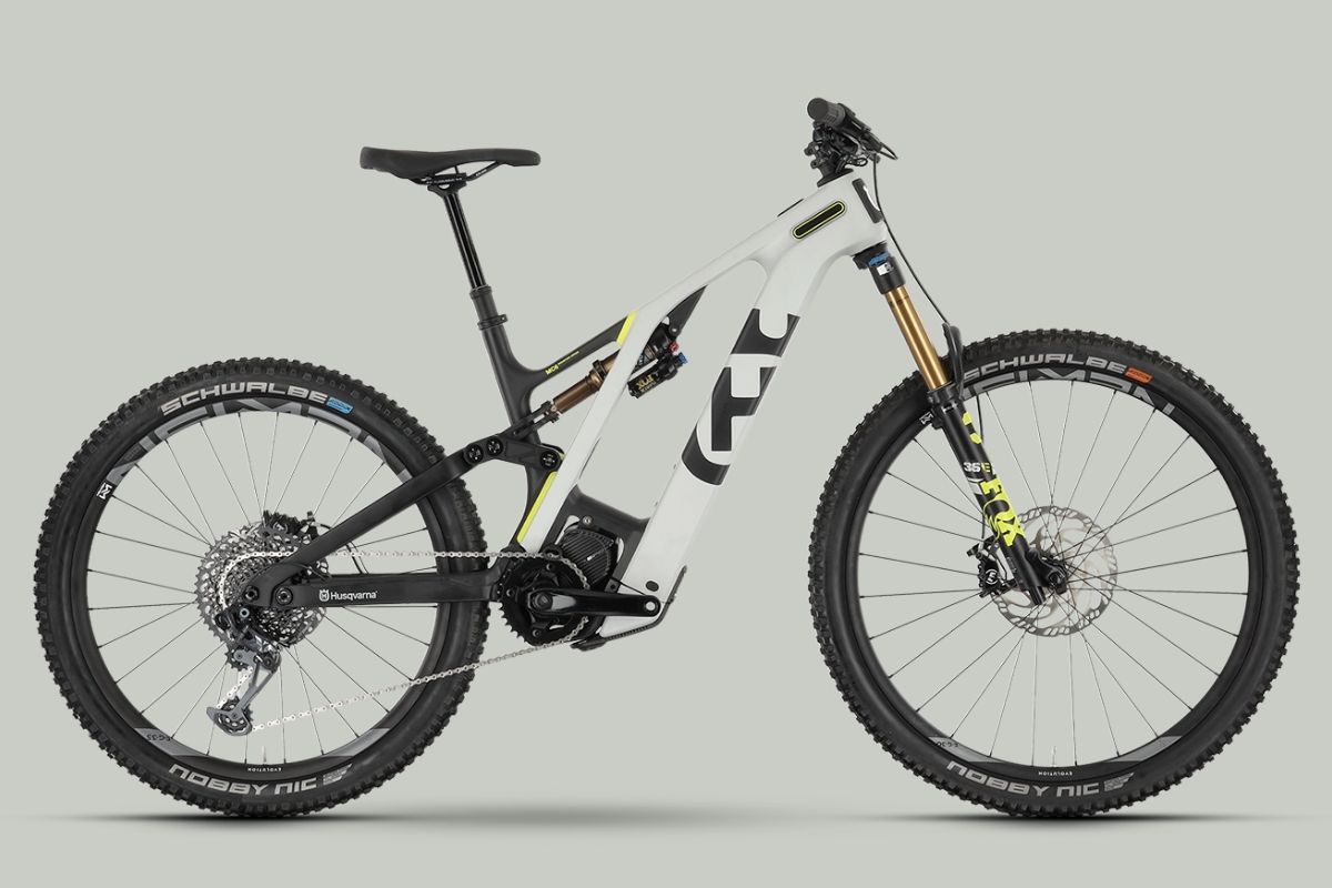 Husqvarna también tiene eBikes. Y esta Mountain Cross MC6 es una bomba con cuadro de carbono perforado y motor Shimano EP8