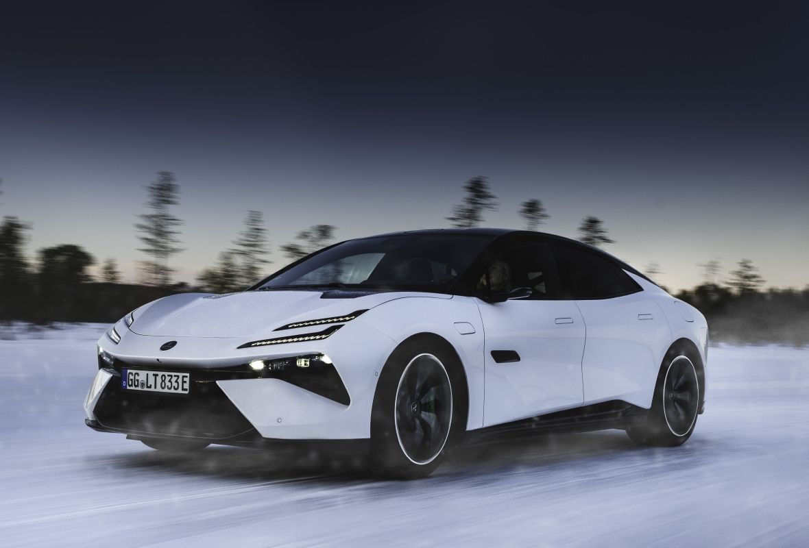 El nuevo Lotus Emeya derrite la nieve, el hielo y todo lo que encuentre en su camino, el Taycan tiene un importante y serio rival