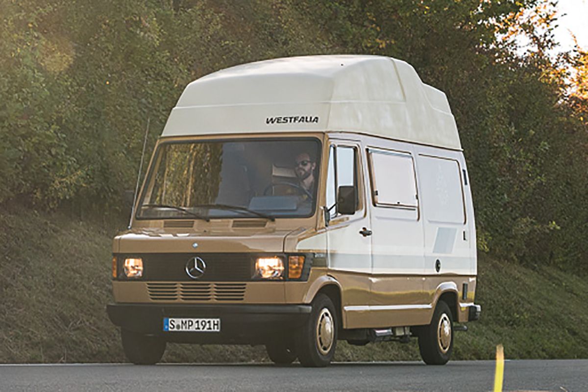 Así es el interior de la primera Camper de lujo de la marca de la estrella hace 40 años, la pionera de las Mercedes Marco Polo