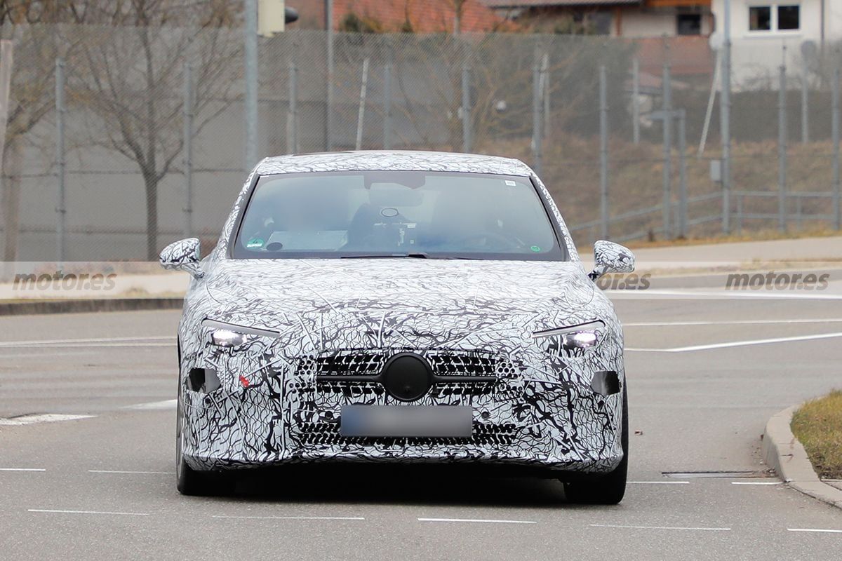 El nuevo Mercedes CLA de combustión reaparece en pruebas, más ligero de camuflaje y con detalles que lo distinguen del eléctrico