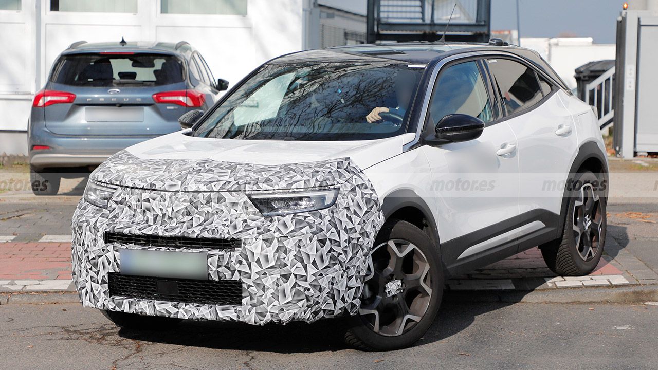 Primeras fotos espía del nuevo Opel Mokka 2025, el popular B-SUV (y su versión eléctrica) recibirá una importante actualización