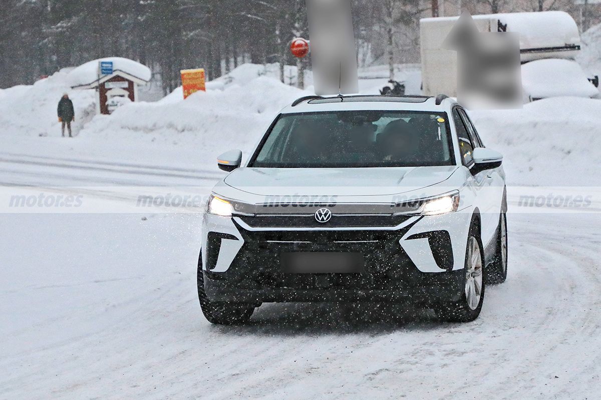 Que no te engañe la vista, la segunda generación del exitoso Volkswagen T-Roc debuta en pruebas con un prototipo plagado de detalles