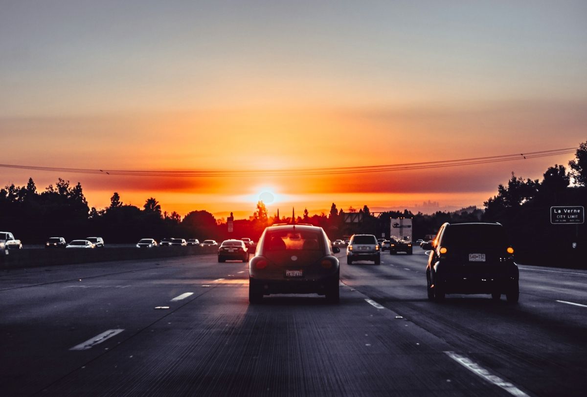 ¿Se puede adelantar por el carril derecho? Qué dice la norma, excepciones y multa por hacerlo mal