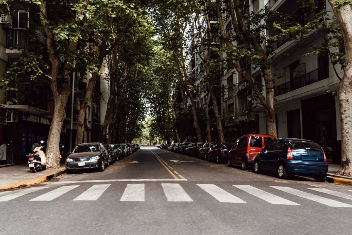 ¿Te pueden multar por aparcar el coche en dirección contraria?