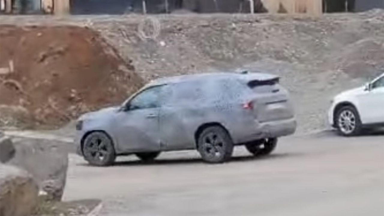 Saluda al primer SUV de 7 plazas de Dacia, cazado el nuevo Bigster en plena sesión de pruebas (con vídeo)