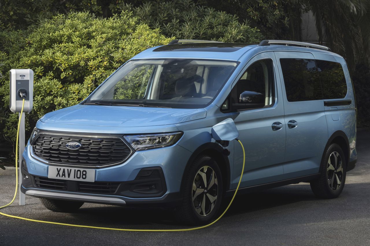 Llega el nuevo Ford Tourneo Connect PHEV, el monovolumen compacto del óvalo azul presume de diseño y de eficiencia con hasta 110 km de autonomía