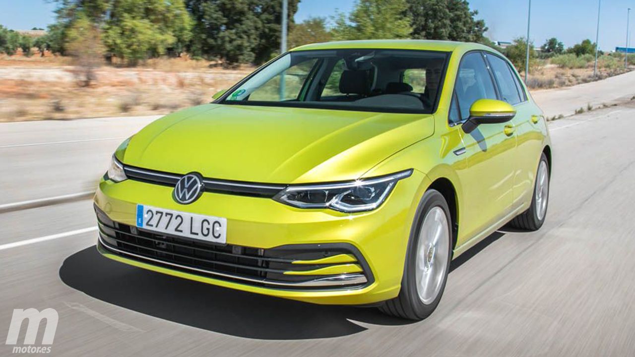 Reino Unido - Febrero 2024: El Volkswagen Golf escala puestos y roza la victoria