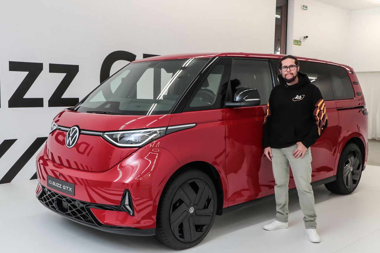 El Volkswagen ID. BUZZ GTX es el primer monovolumen deportivo de la casa alemana, un eléctrico de hasta siete plazas y más de 300 CV