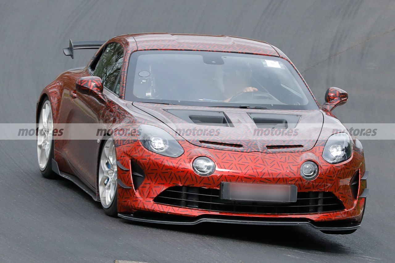 El Alpine A110 Trophy-R vuelve a pisar Nürburgring, la nueva joya de Esteban Ocon apura su exigente desarrollo previo a su estreno en Le Mans