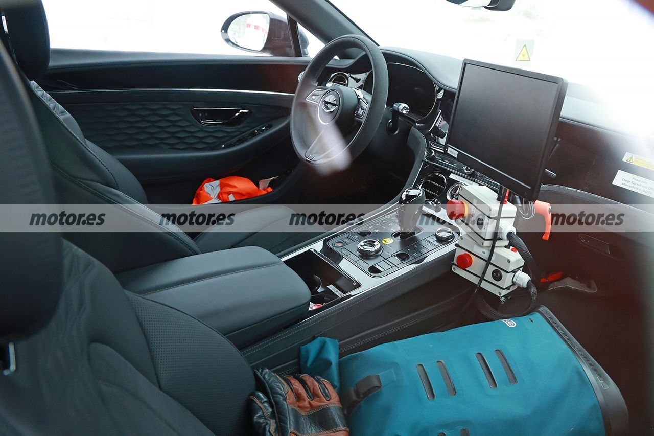 El Bentley Continental GT PHEV revela su lujoso interior en unas nuevas pruebas de invierno, nada cambia salvo por un detalle