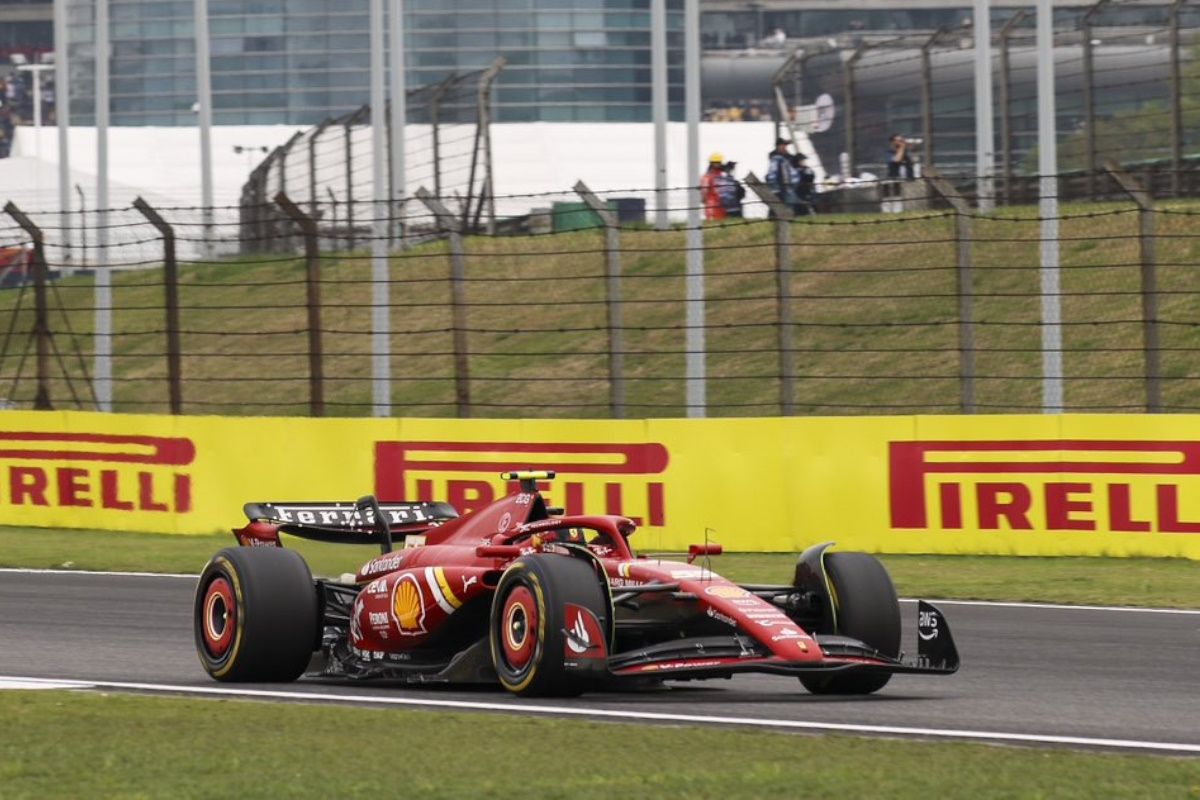 Carlos Sainz, sobre su lucha con Charles Leclerc en la salida: «Nos ha costado dos posiciones a ambos»