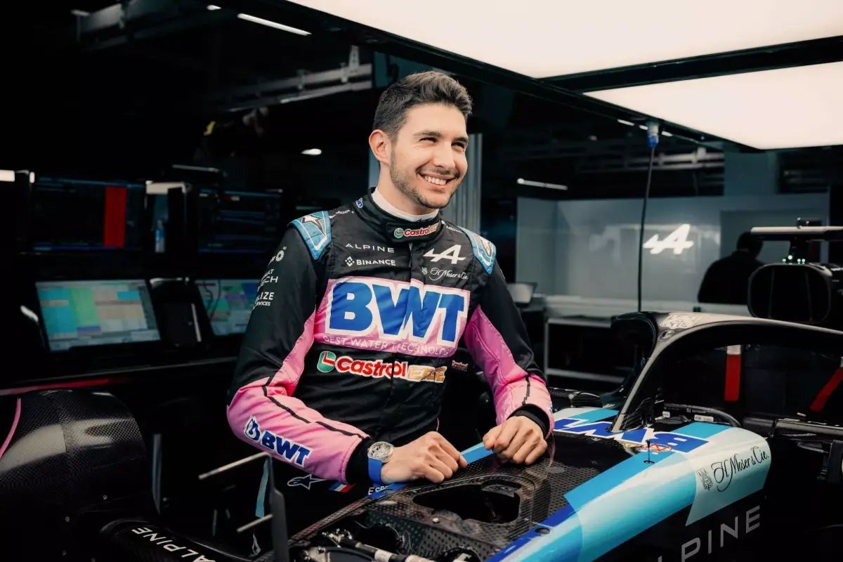 Esteban Ocon no se corta al valorar la renovación de Fernando Alonso: «No sé si seguiría corriendo a su edad»