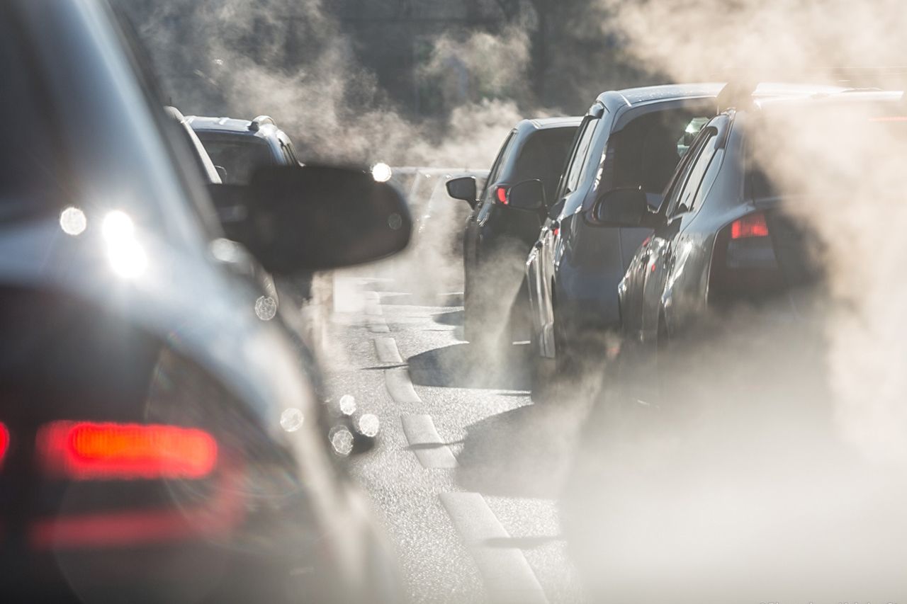 Las estratosféricas multas por contaminar de más. Las marcas incumplen los objetivos y las pagamos en los precios de los coches nuevos