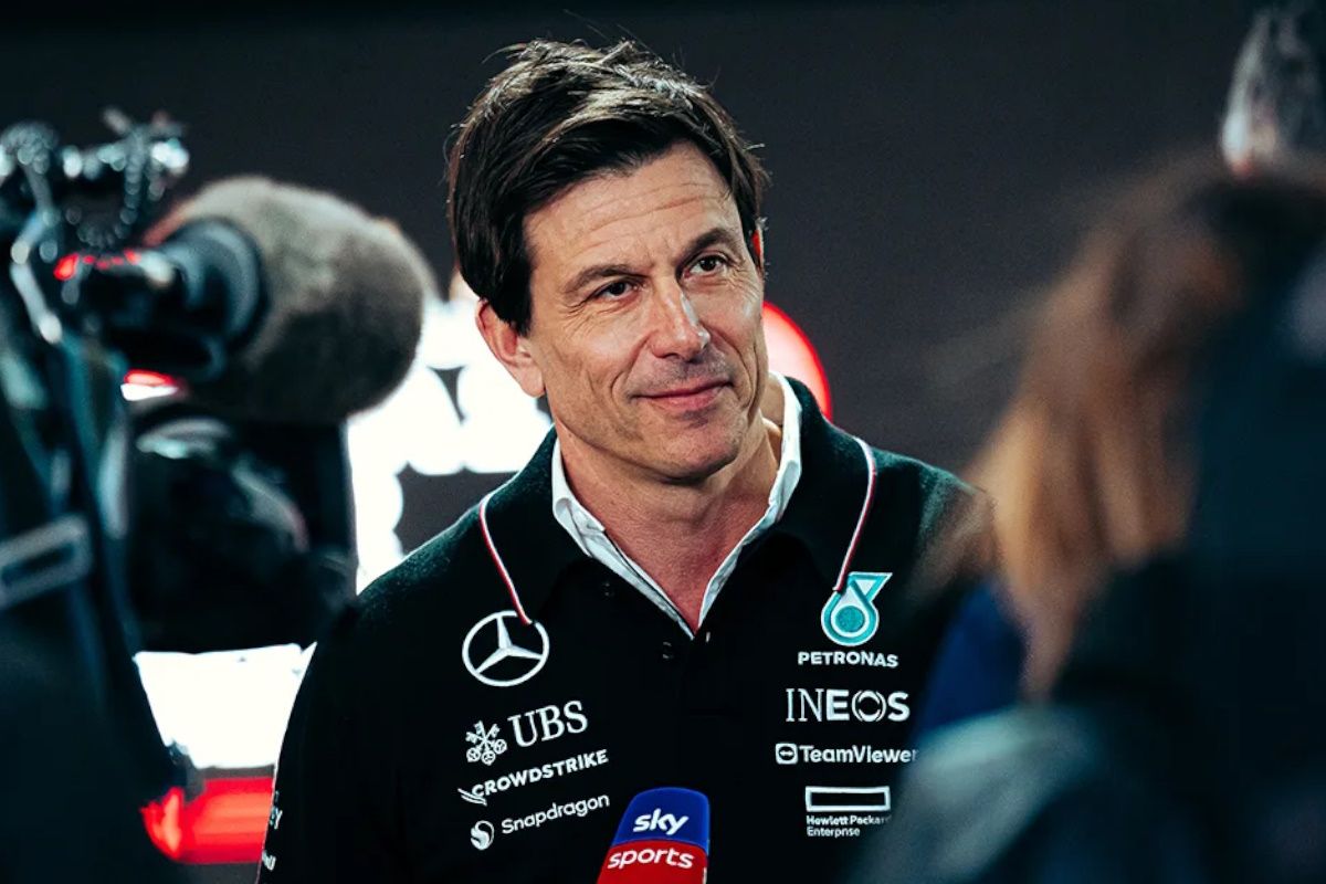 Toto Wolff opina sobre la sanción a Fernando Alonso: «Se estaba defendiendo de forma muy agresiva»