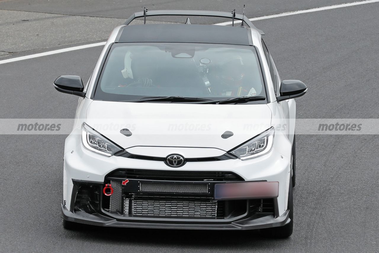 Akio Toyoda, el gran jefe de Toyota, es sorprendido en Nürburgring probando el GRMN Yaris Facelift 2025, un misil con más de 300 CV