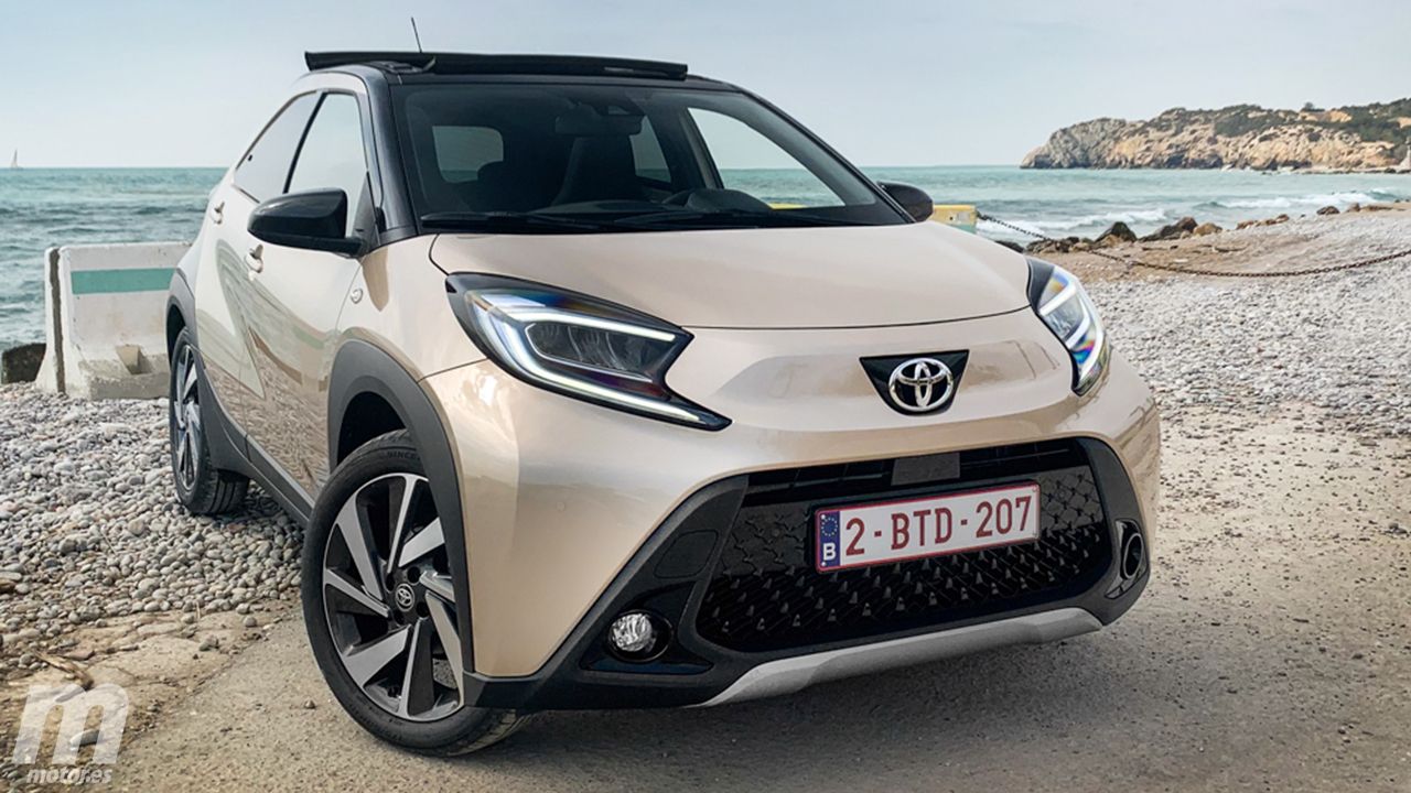 Países Bajos - Marzo 2024: El Toyota Aygo X Cross se cuela en la batalla protagonizada por Tesla y Volvo