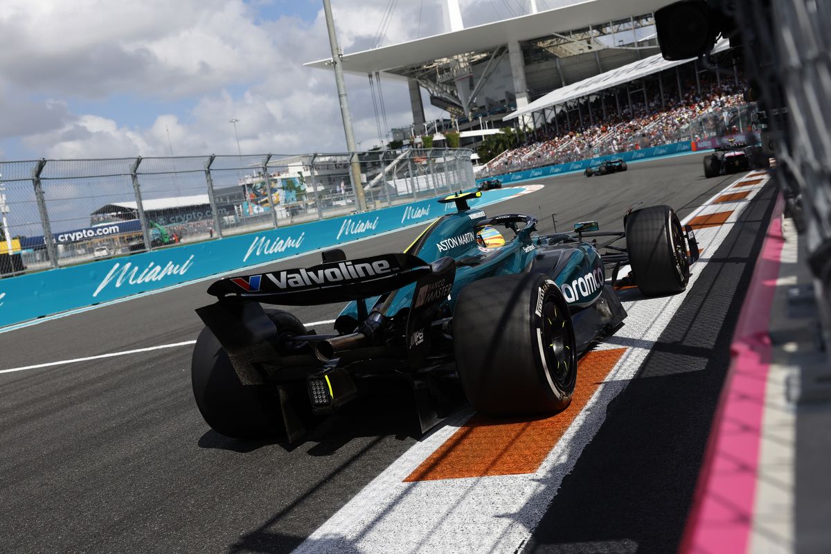 Así luchó Fernando Alonso contra los elementos en Miami: pinchazo, problemas de frenos y un nuevo alerón descartado