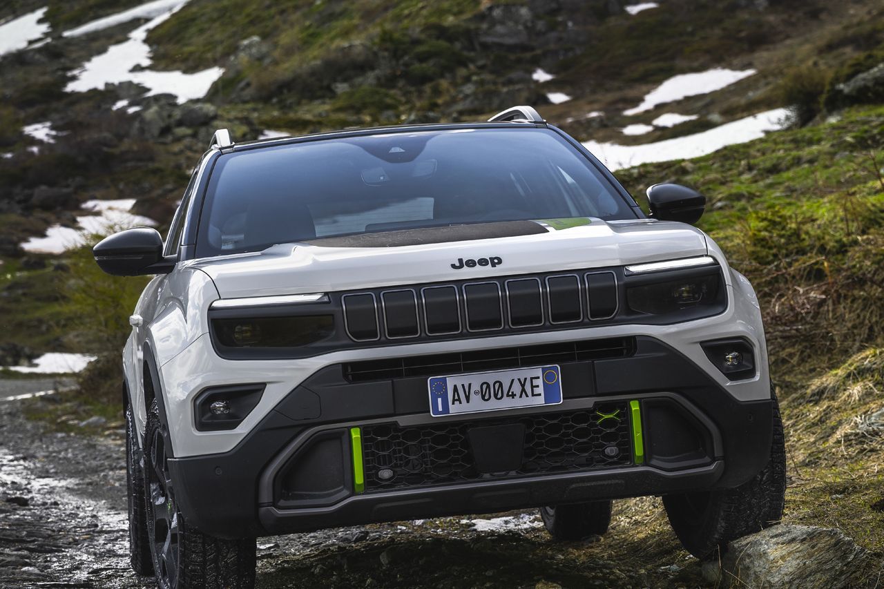 Llega el nuevo Jeep Avenger 4xe, el contendiente híbrido 4x4 y con etiqueta ECO que el Dacia Duster no esperaba