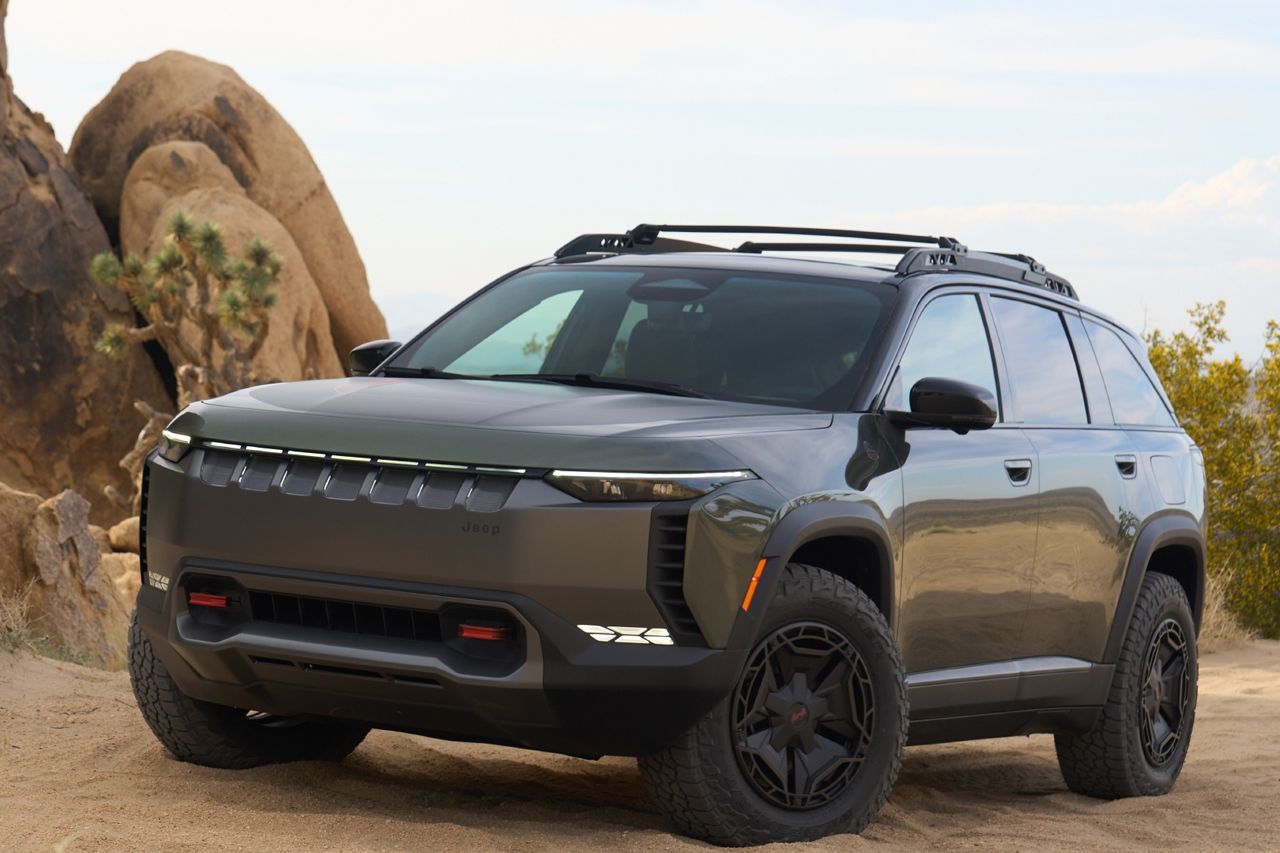 El nuevo Jeep Wagoneer S también sumará una versión deportiva Trailhawk, 800 Nm de fuerza eléctrica para aventuras off-road