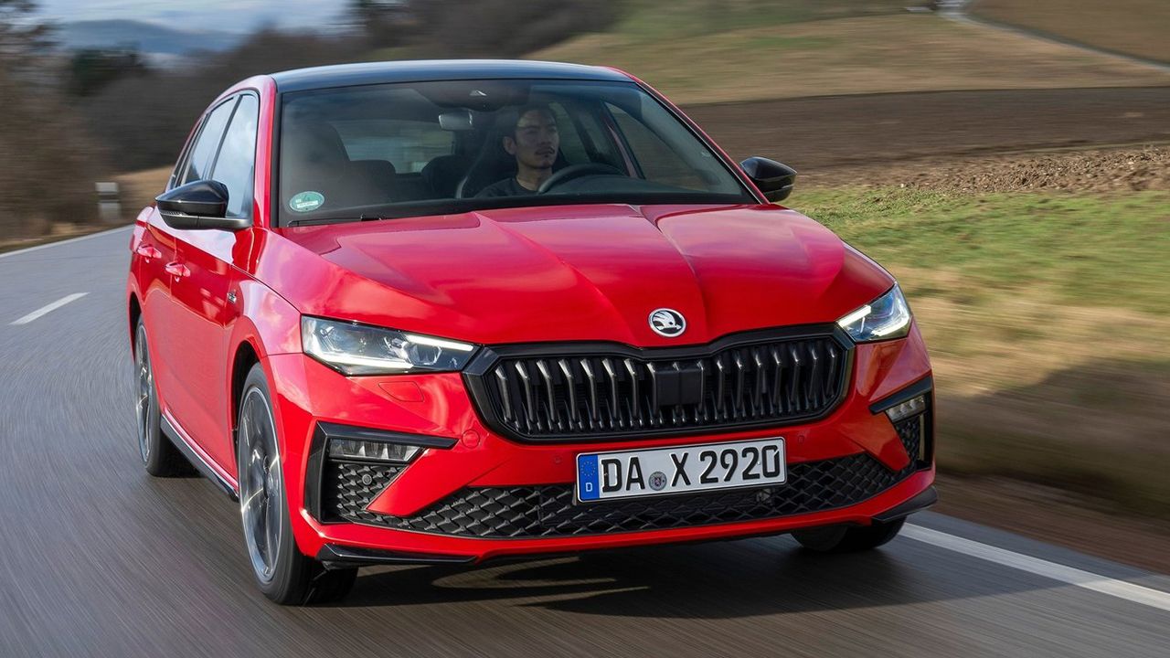 El compacto barato de Skoda es ahora más dinámico y ¿deportivo? Llega el Scala más potente con cambio manual, estos son sus precios