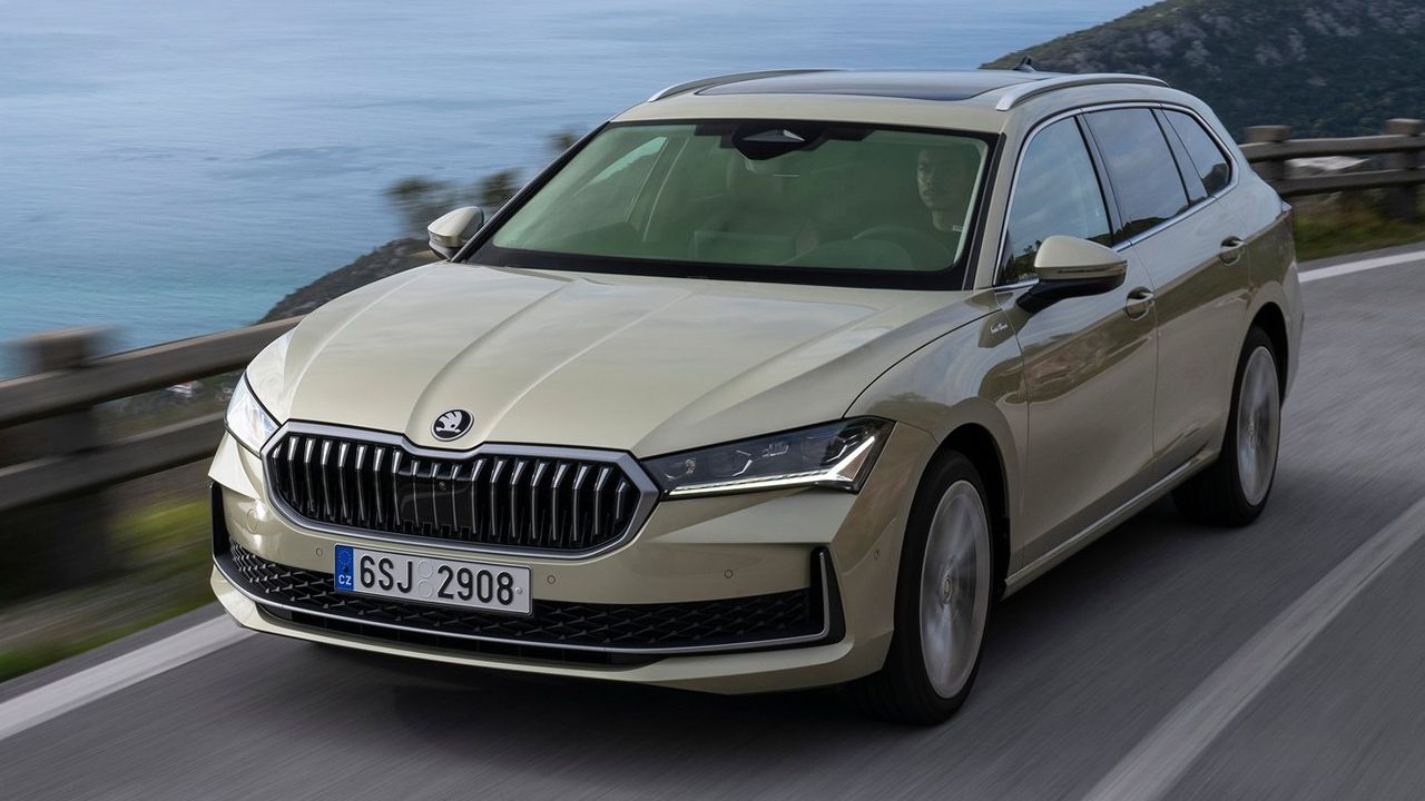 La versión más potente del nuevo Skoda Superb 2024 ya tiene precio en España, 265 CV y tracción 4x4 para poner en apuros al Mazda6