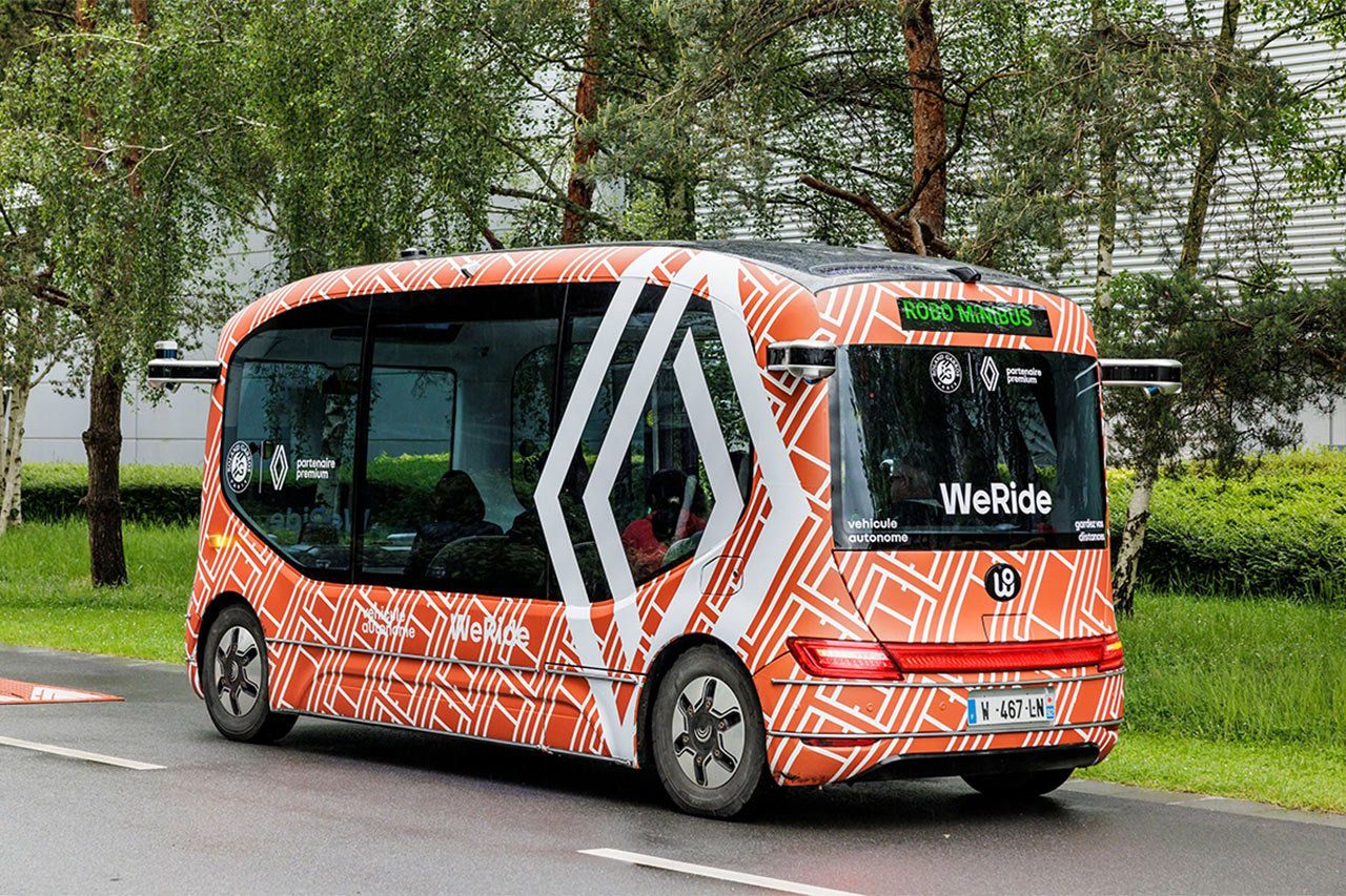 Renault se saltará un nivel de conducción autónoma y probará ya minibuses L4 este mes en Francia