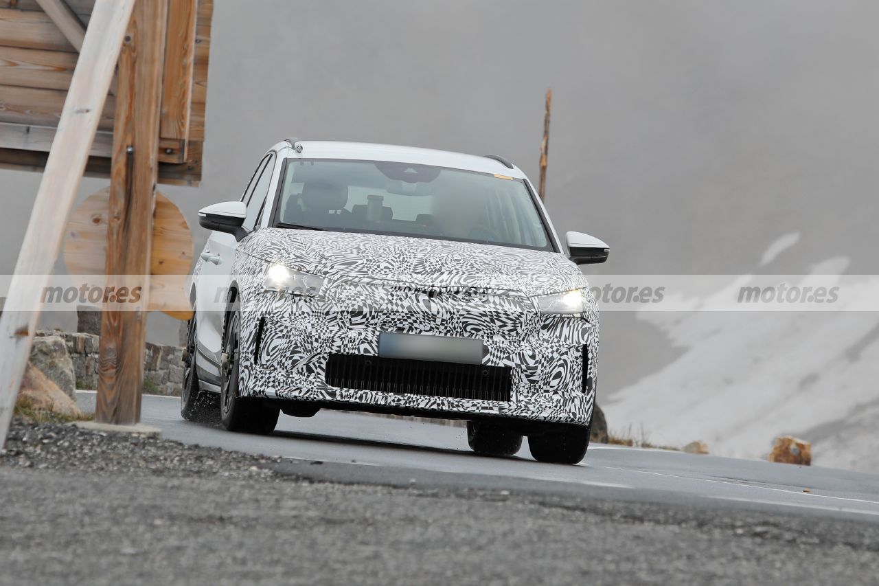 El Skoda Enyaq 2026 posa en fotos espía, un facelift que pone el foco en el equipamiento, la tecnología y la autonomía