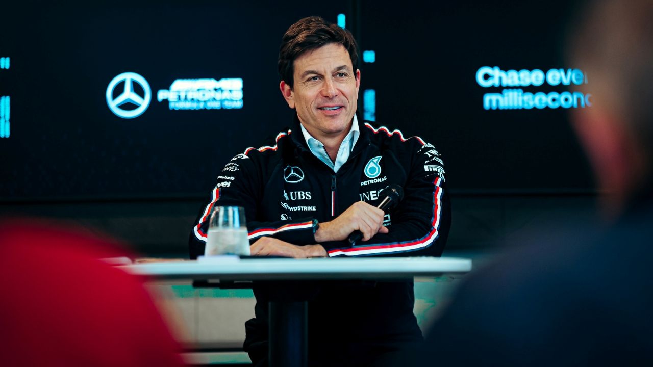 Toto Wolff manda un nuevo mensaje a Carlos Sainz y a su rival por el puesto en Mercedes