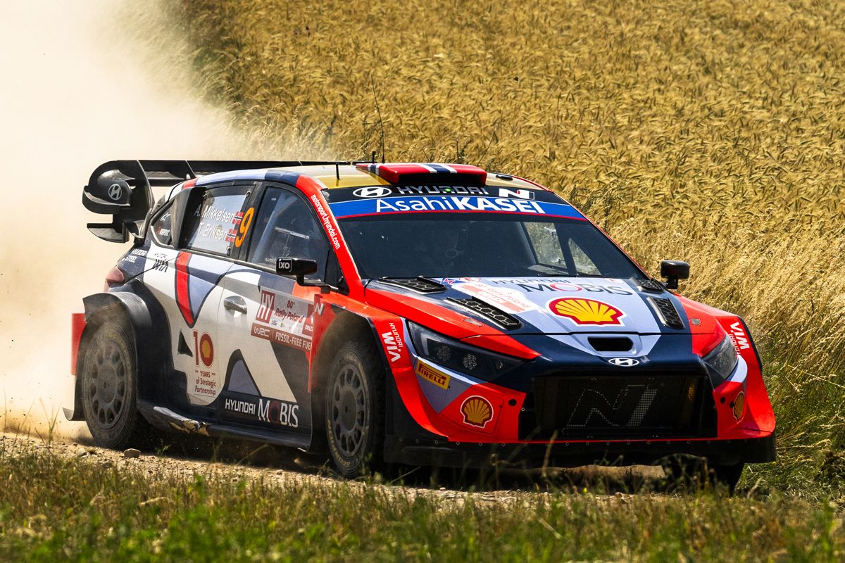 Andreas Mikkelsen se coloca líder del Rally de Polonia tras el choque de Ott Tänak contra un ciervo