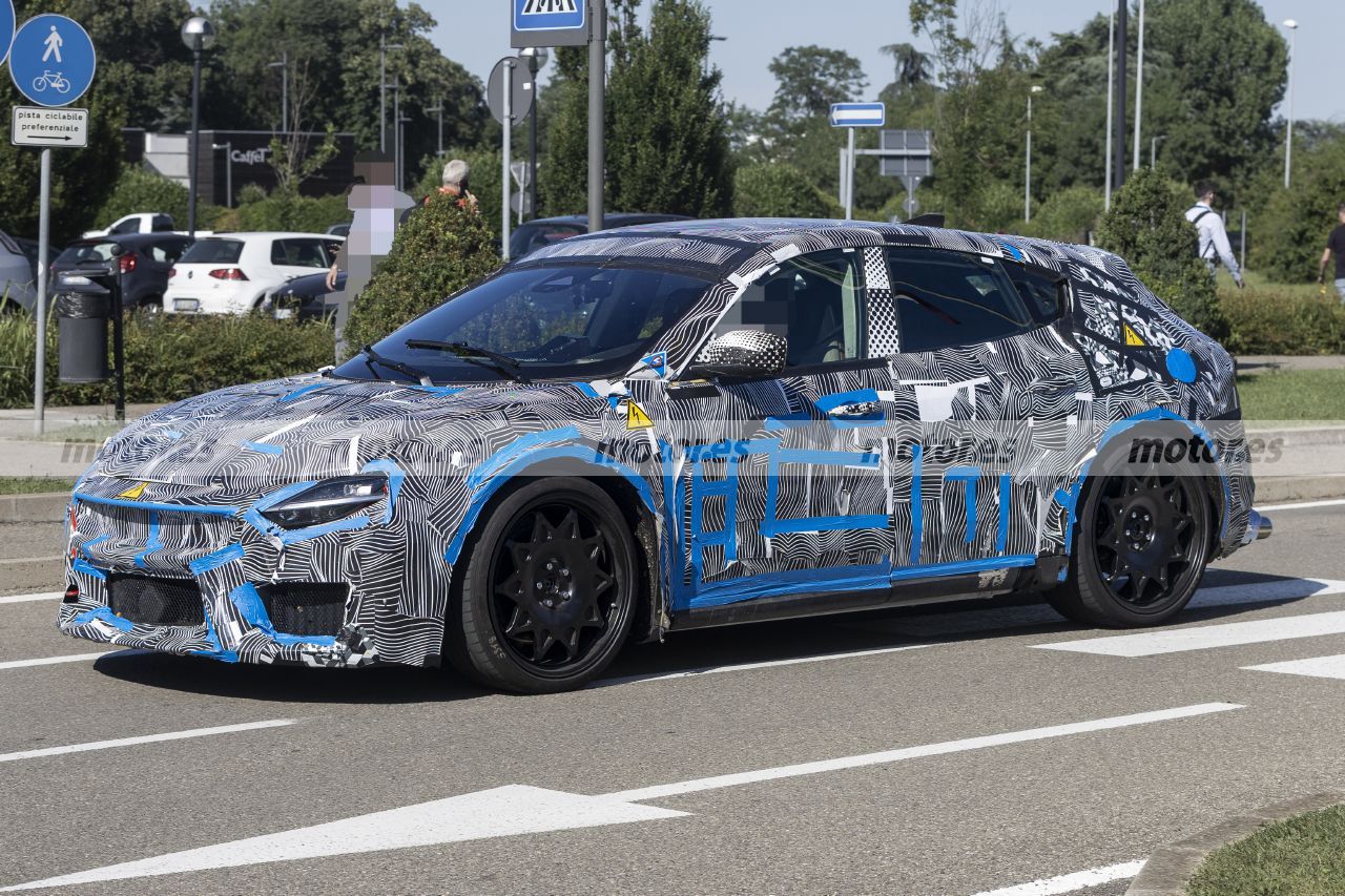 Cazamos al nuevo eléctrico de Ferrari en estas primerísimas fotos espía, más pequeño que el Purosangue y con casi 1.500 CV