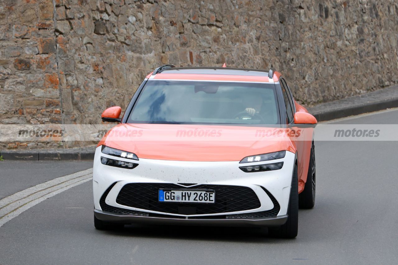 De futurible a la realidad, el nuevo Genesis GV60 Sport se deja ver en fotos espía cerca de Nürburgring sin esconder sus genes