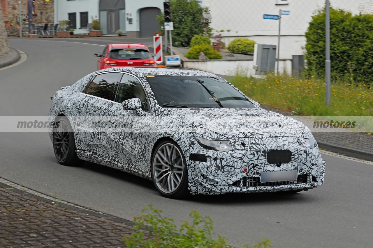 El nuevo Mercedes Clase C Eléctrico, firmado por AMG, hace su primera incursión en Nürburgring, un durísimo rival del Polestar 4